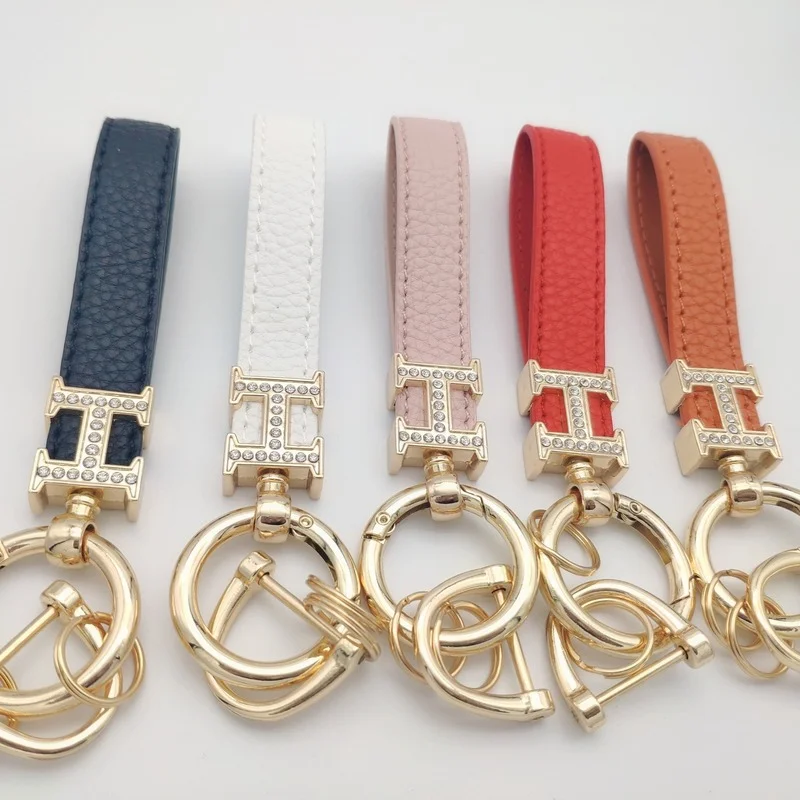 

Fashion Crystal Letters Design Keychain Gold Color Horseshoe D Buckle PU Leather Keychain Auto Car Keyholder Car Keys Trinket