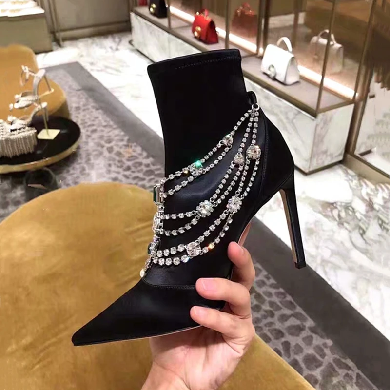 Scarpe donna/женские ботильоны; зимняя шелковая женская обувь на высоком каблуке 10,5 см с острым носком, украшенная кристаллами и цепочкой; зимняя обувь; Zapatos De Mujer