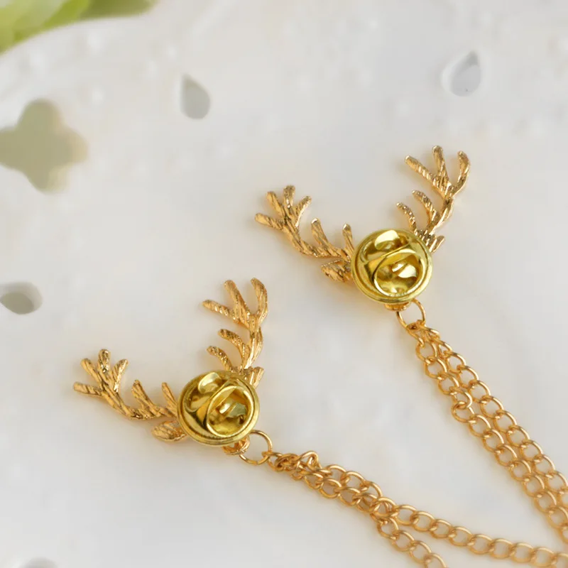 

Christmas Deer Fringe Chain Cartoon Lapel Pins Brooch Metal Badge Vintage Classics Jewelry Gifts Collection