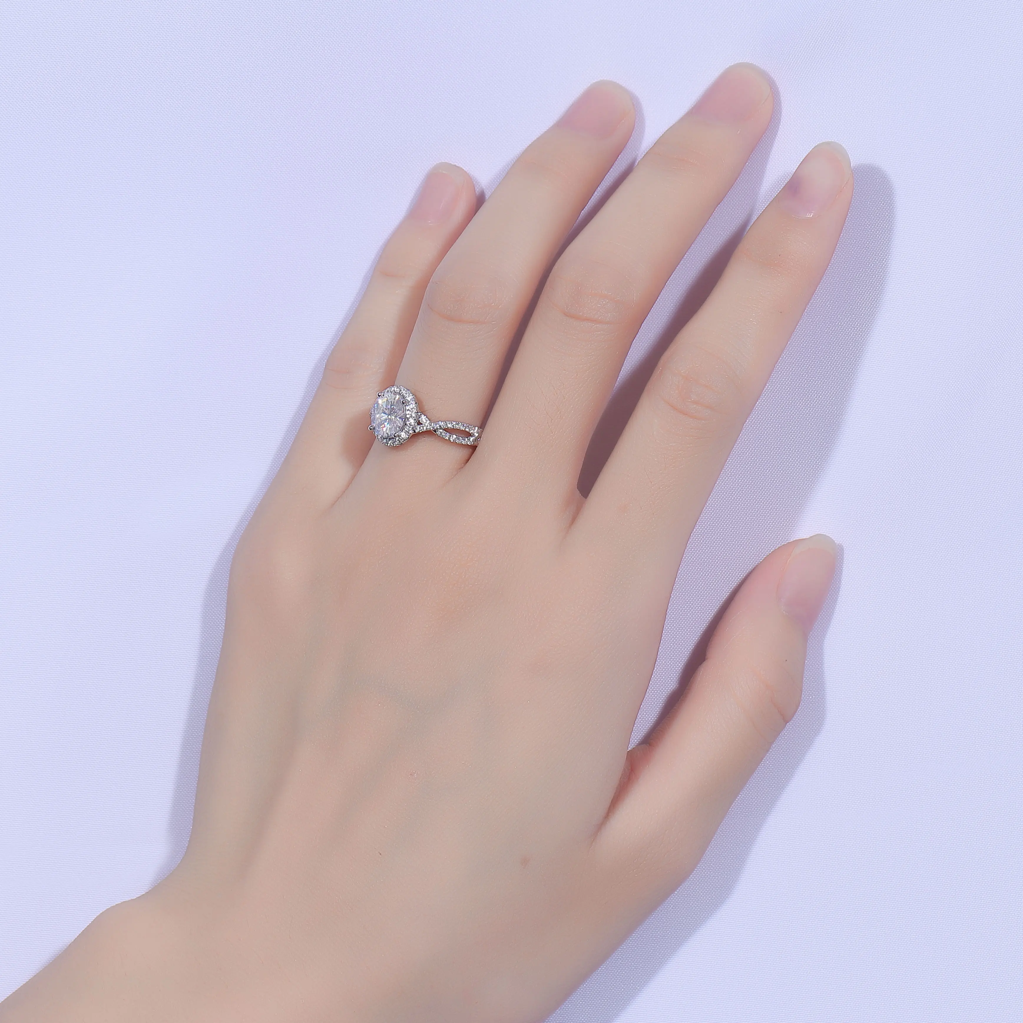 Обручальное кольцо DovEggs из белого золота и желтого с овальным муассанитом 2