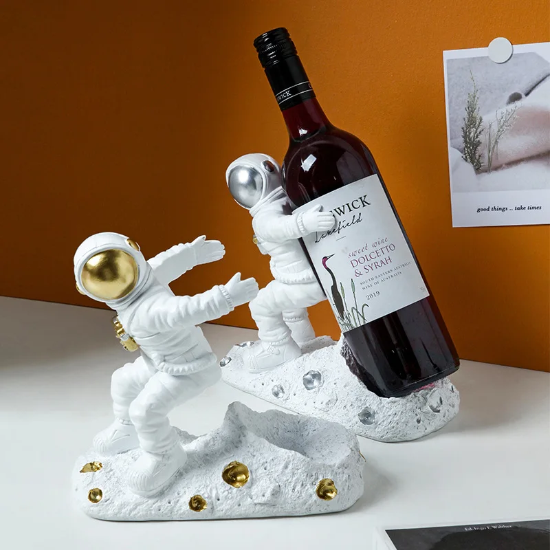 

Resin Miniature Figurines Astronauta Home Living Room Decoration Accessories Wine Rack Table Art Modern Interior for Home Orname