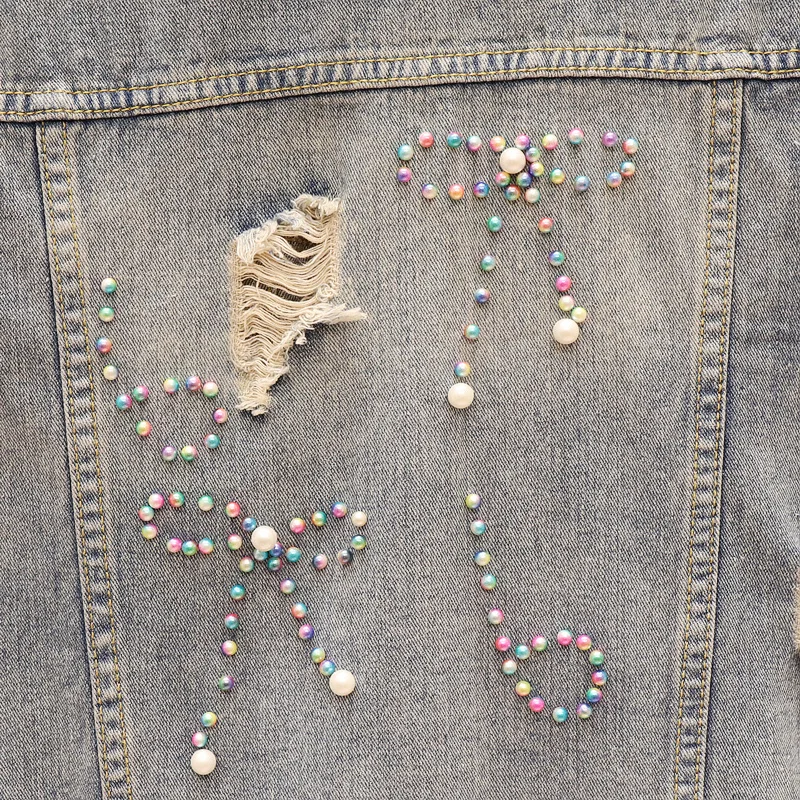 Женский джинсовый жилет облегающий без рукавов с аппликацией из бисера и цветов