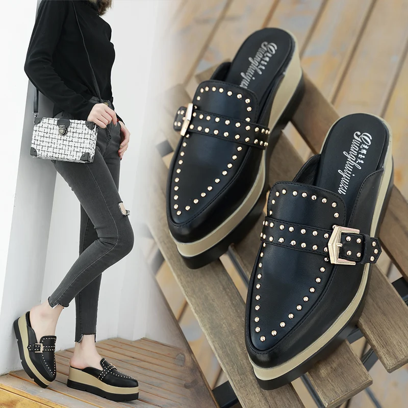 Женские шлепанцы на танкетке с заклепками повседневные сандалии платформе