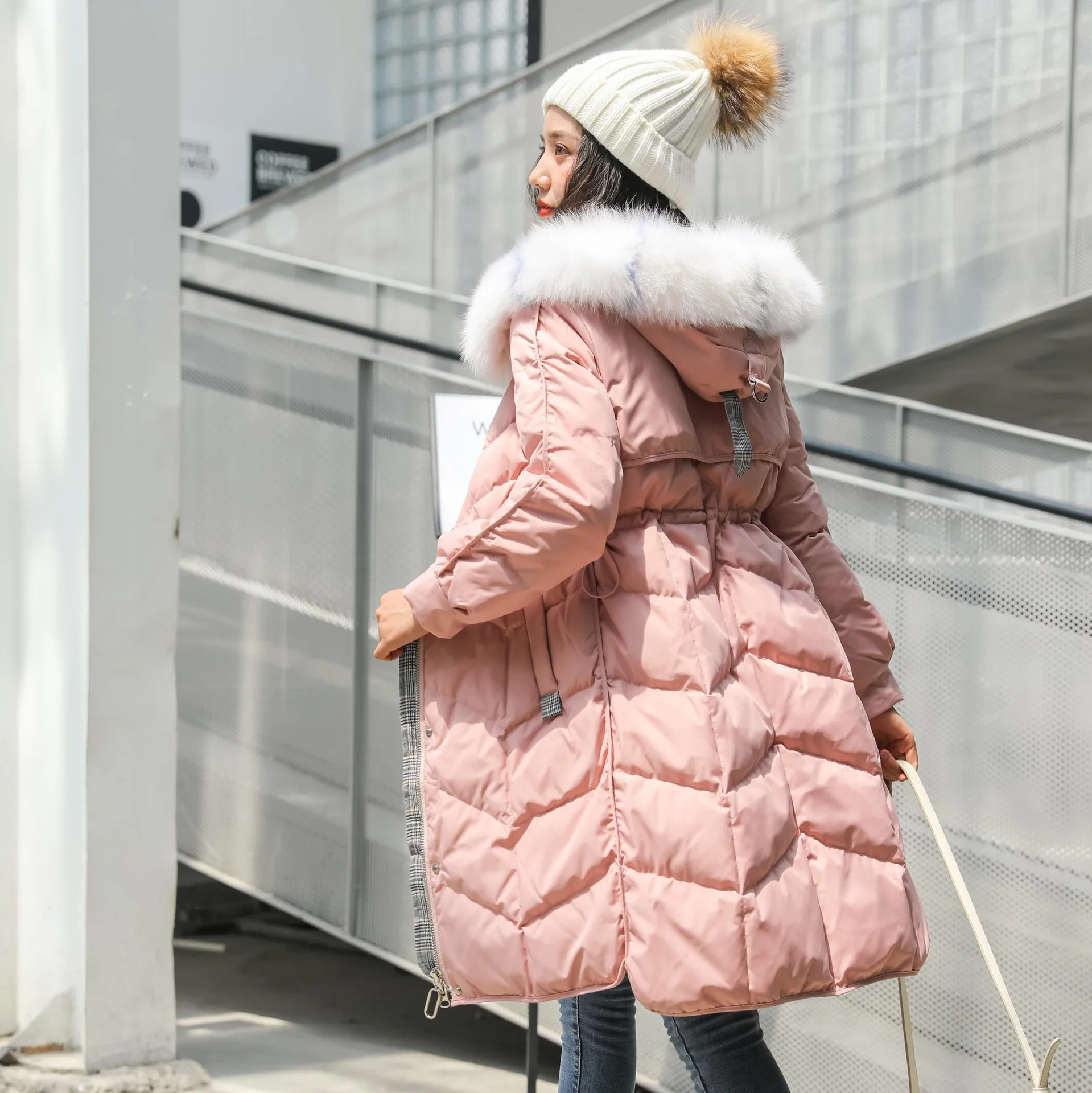 Пуховик женский средней длины плотный новый стиль 2019 приталенный силуэт в