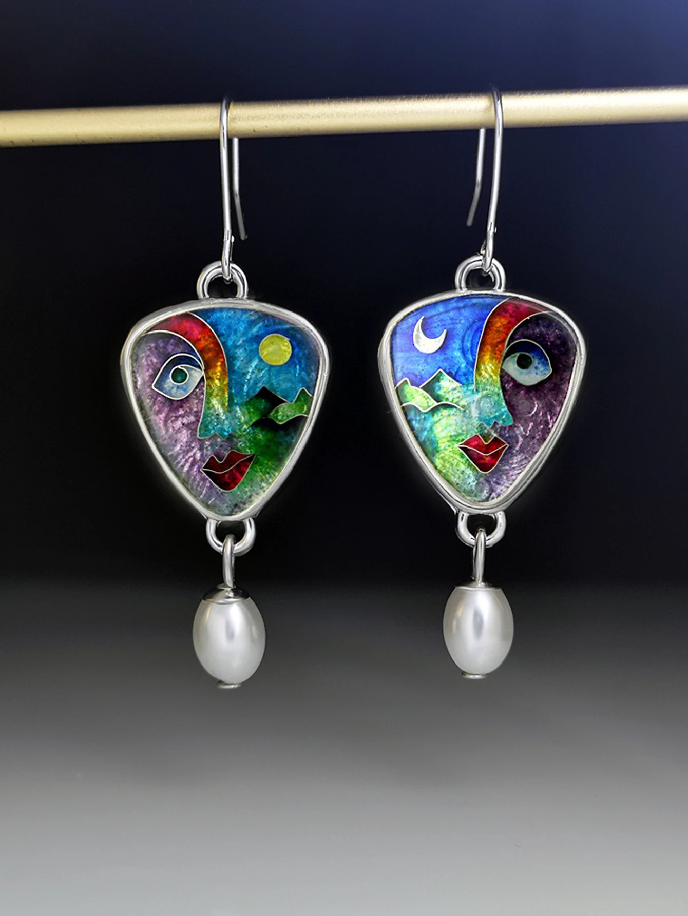 

Эффектные эмалированные серьги. Современные серьги. Стеклянные эмалевые серьги. Большие серьги. Современные серьги. Геометрические серьги