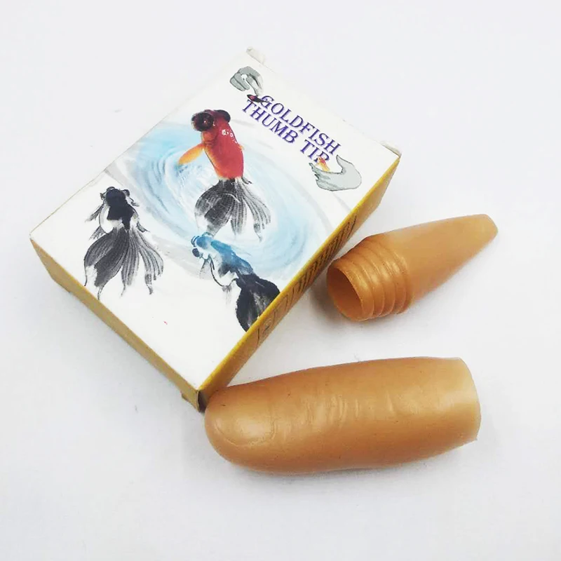 Наконечник большого пальца с золотой рыбой появляется ручной сцены фокусы