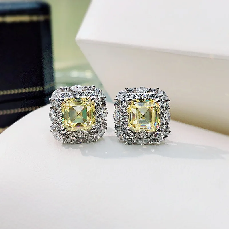

Серьги женские из серебра 925 пробы с бриллиантами, 7 х7 мм