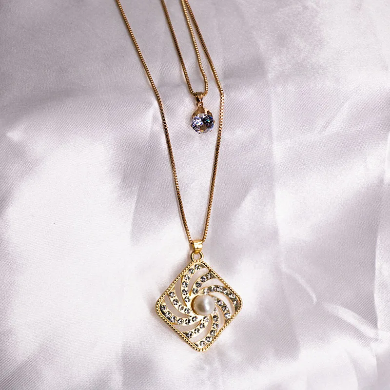 

Fashion Popular Ornament Square Geometric Pearl Shiny Necklace Set Two-piece Set Stylish Round Pendant Gift for Women