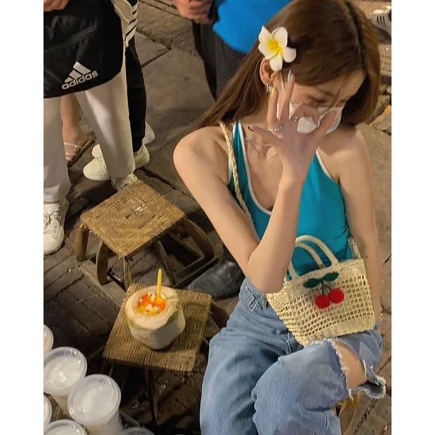 

Белая женская водостойкая, синяя майка с лямкой через шею, женская верхняя одежда на бретельках, нижнее белье, внутренняя подкладка