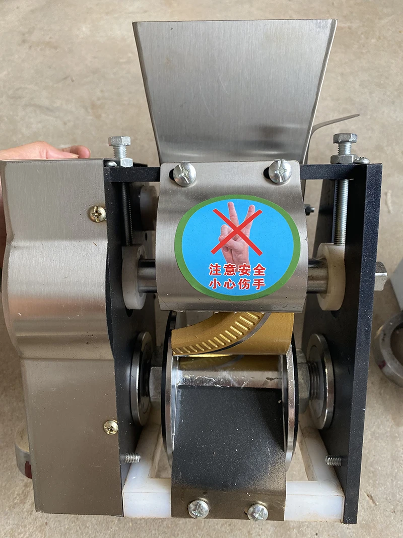 Формы для пельменей используемые в клецках samosa различных размеров.