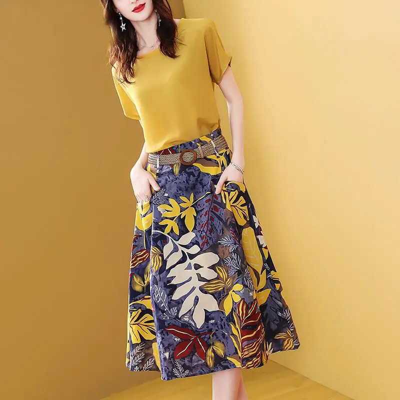 Женский костюм из двух предметов однотонный топ с круглым вырезом и юбка принтом