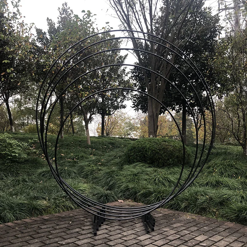 Черные металлические круглые шар в форме арки железные кольца с цветами