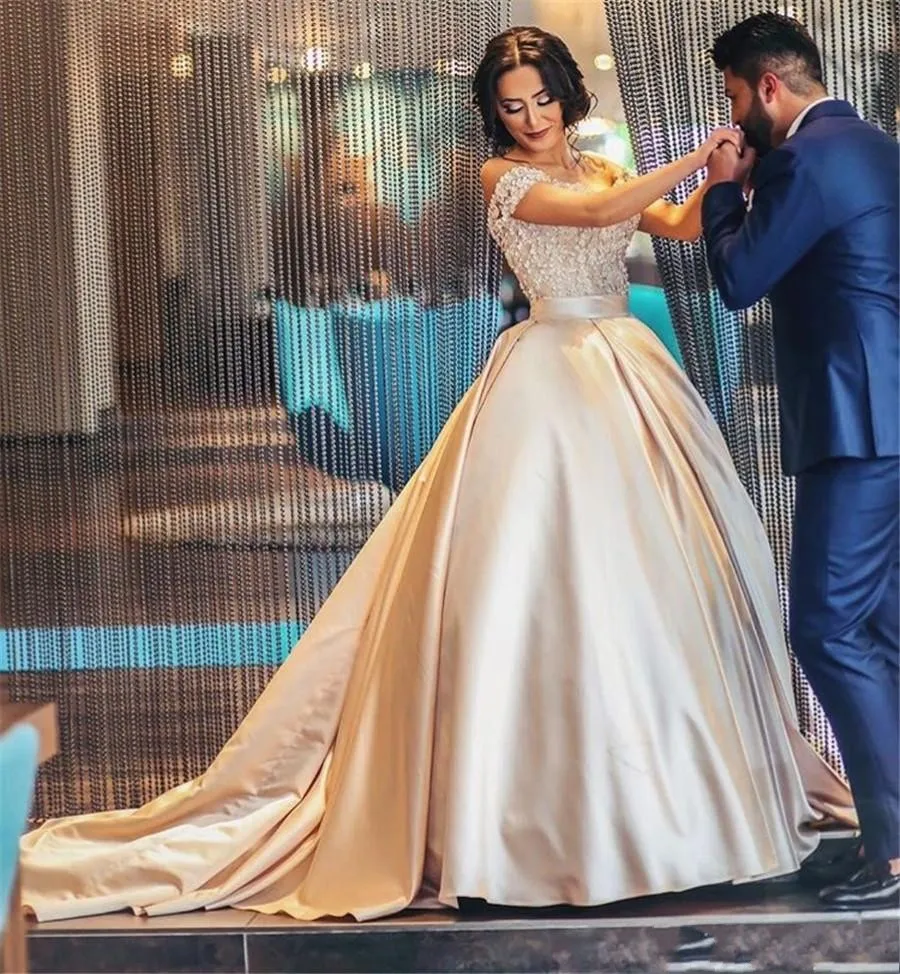 

A Line Off the Shoulder Champagne Vintage Satin Ball Gowns Prom Dresses Court Train with Lace Flower Appliques Evening Gowns