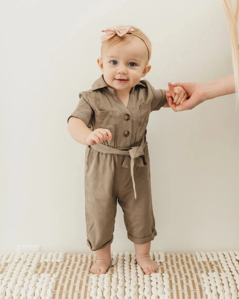 

New spring 2021 baby girl buttoned jumpsuit robe, short sleeve lapel solid color belt one-piece overalls