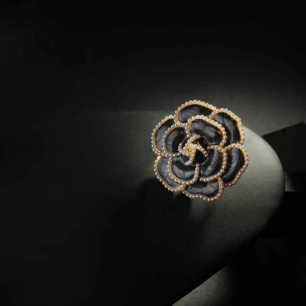 

Korean Retro Pearl Camellia Brooches Badge Pin Buckle Wild Clothing Classic Drip Brooch Silk Scarf Buckle