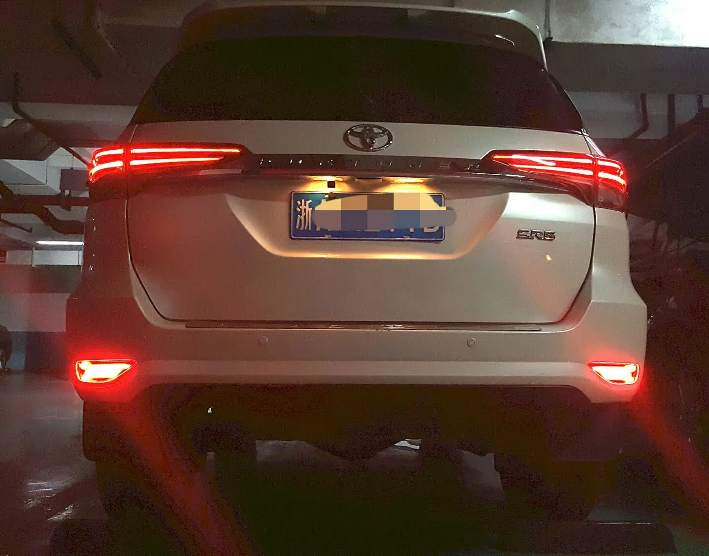 Задний фонарь на бампер для Toyota Fortuner 2015 2016 2017 2018 2019 Светодиодный отражатель