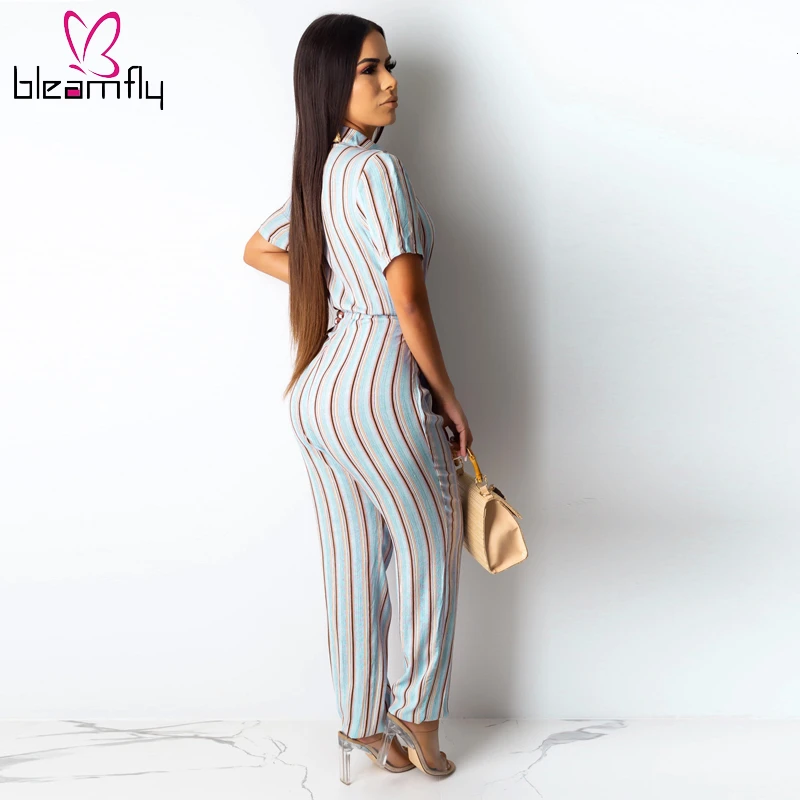 Женский комбинезон в полоску с v образным вырезом коротким рукавом и поясом