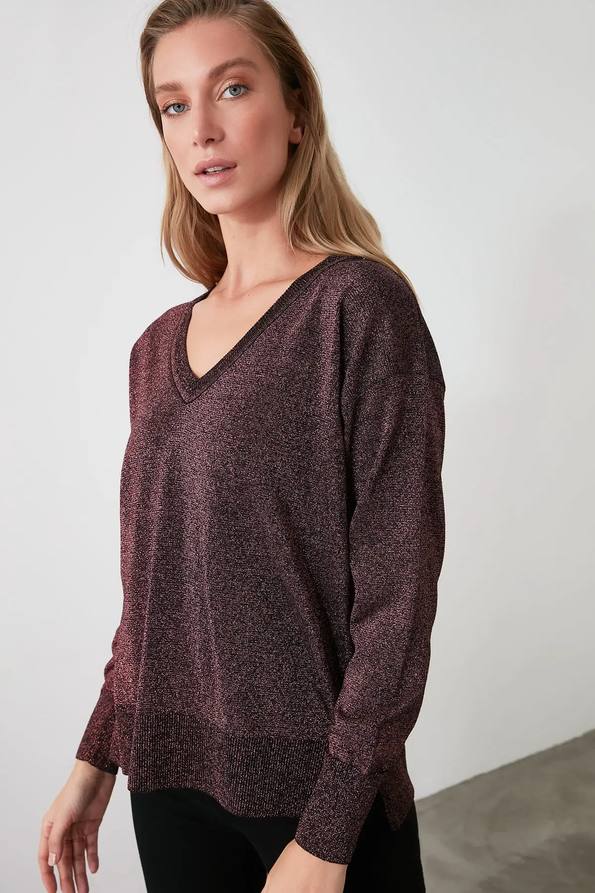 

Trendyol Lurexli V Collar Knitwear Sweater TWOAW21KZ1937