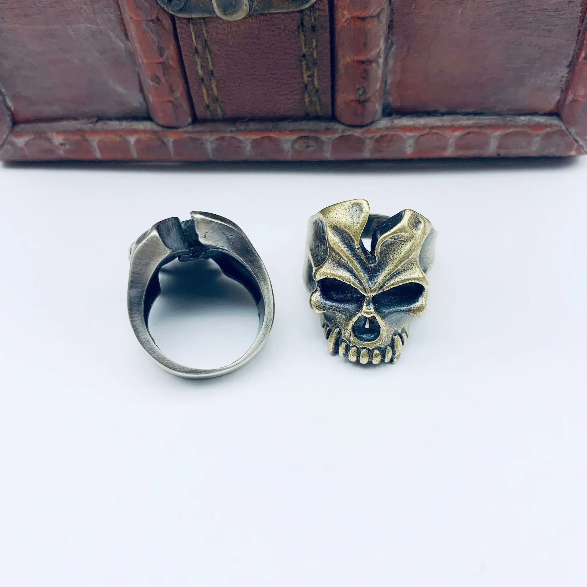 Кольцо мужское с черепом вампира винтажное ювелирное изделие в стиле панк