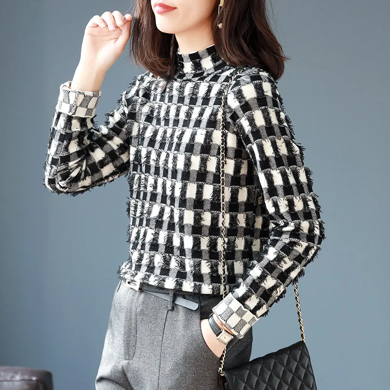 Женский трикотажный пуловер модельный свитер с воротником-хомутом белый черный