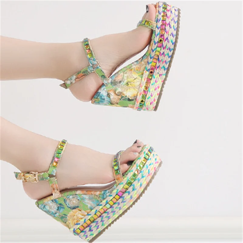 

Летние модные трендовые женские сандалии; Повседневные Дышащие женские пляжные сандалии в Корейском стиле на высоком каблуке с блестками