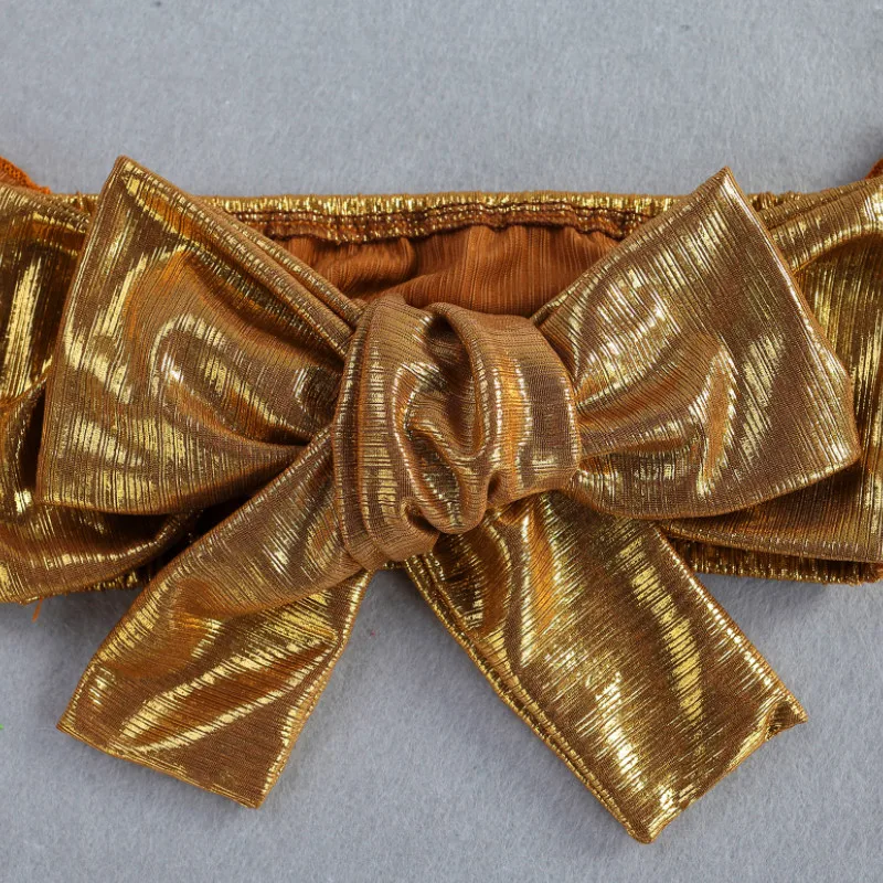 Комплект из шелковой юбки золотистого цвета короткий топ с открытыми плечами и