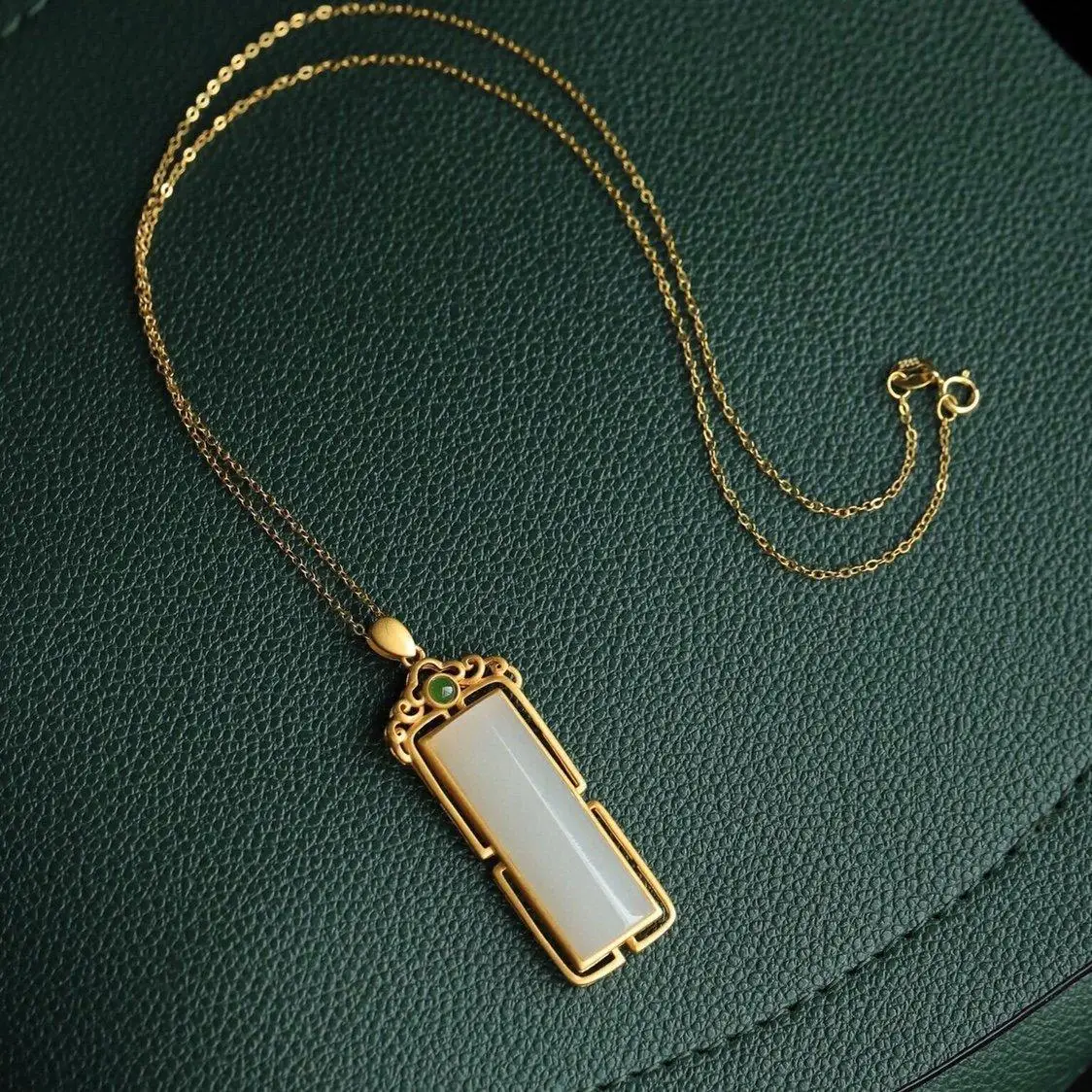 

Original Craft Simple Elegant Natural White Jade Lucky Pendant Pendant Sterling Silver Gilding Antique Design Necklace with Chai