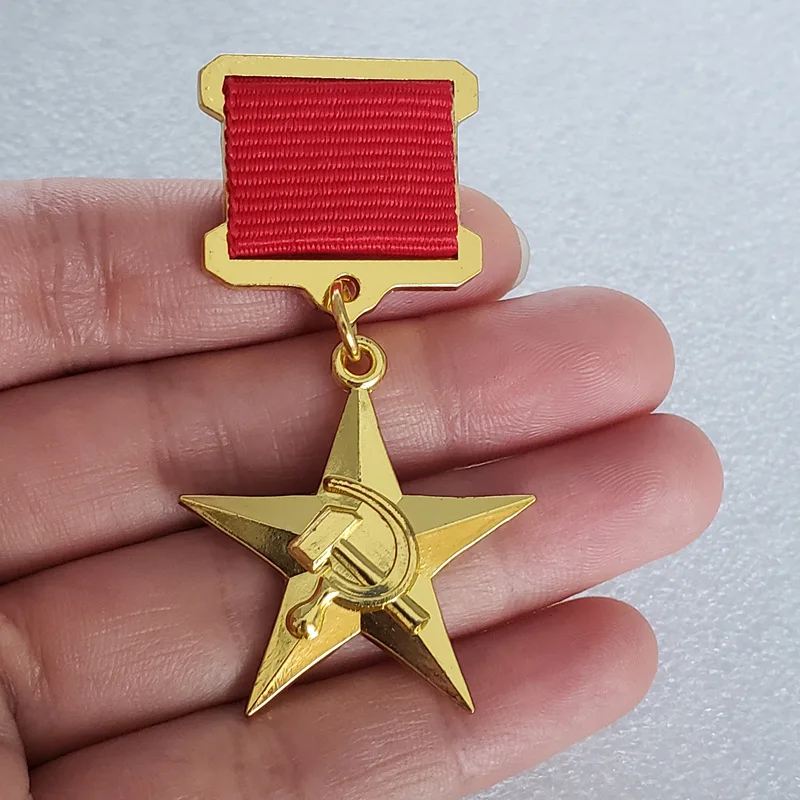 Значки медали советской премии Золотая брошь в виде Героя Советского Союза со