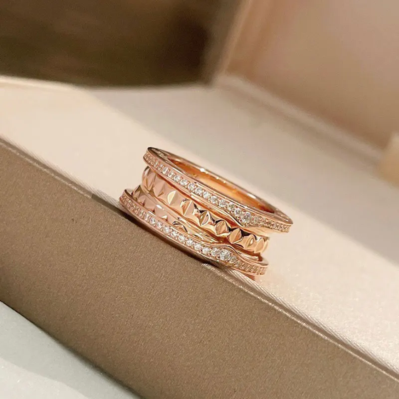 

Роскошный Jewelry1:1 высокое качество римская Роза цвета золота блестящие кольцо с заклепками логотип модный бренд BVL ювелирные изделия кольцо ...