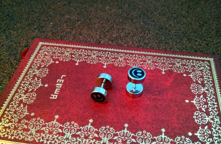 Мужская серьга женщины Оригинальная простая улыбающаяся круглая штанга-гантель Диски колеса автомобиля из титановой стали Микс партия на.