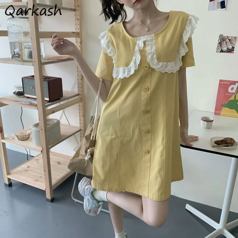 

Мини-платье женское на пуговицах с воротником «Питер Пэн»