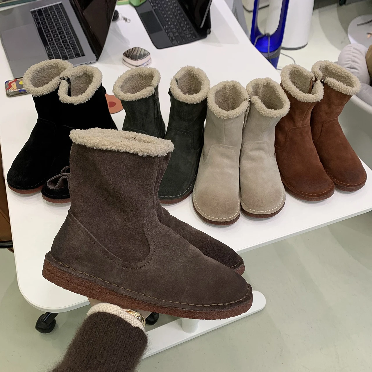 

Женские кожаные ботинки Rock Shoes, австралийские ботинки на плоской подошве, женские плюшевые ботильоны на молнии, резиновые ботинки с мехом в ...
