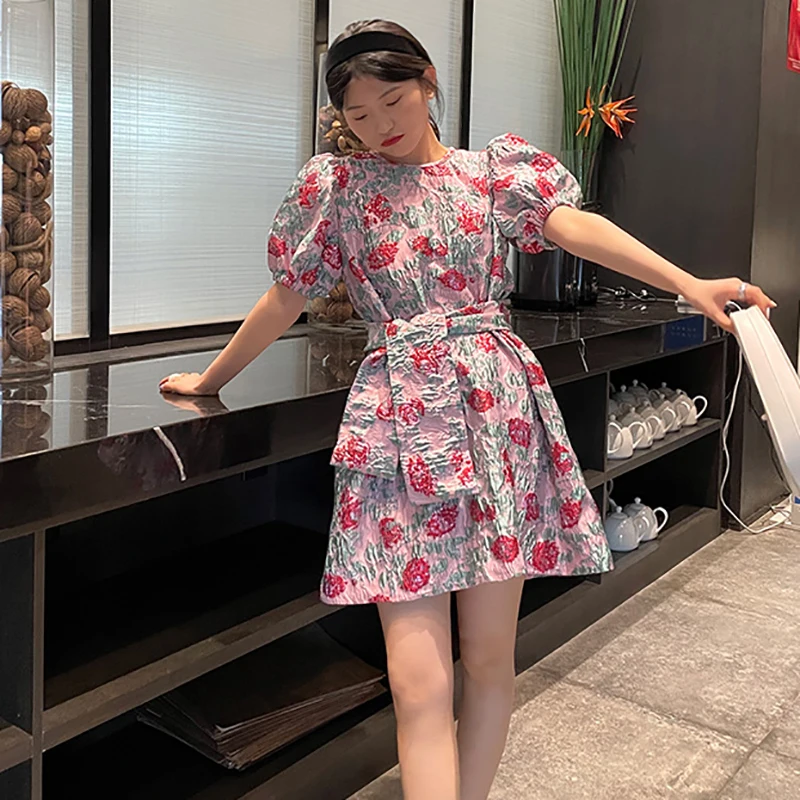 

SHENGPALAE Three Dimensional Jacquard Derss Women's Summer 2021 New Round Beck Lace Up Waist Short Sleeve Knee-length Dresses