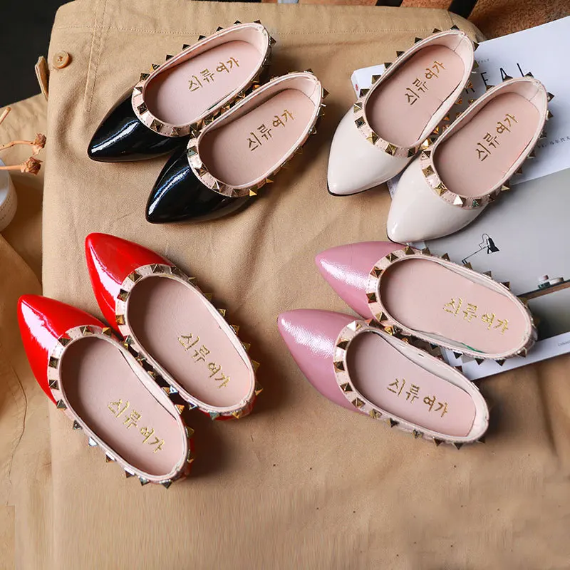 

Детские Модные кожаные туфли с заклепками и украшением, демисезонные остроносые туфли на плоской подошве для малышей, Туфли Мэри Джейн