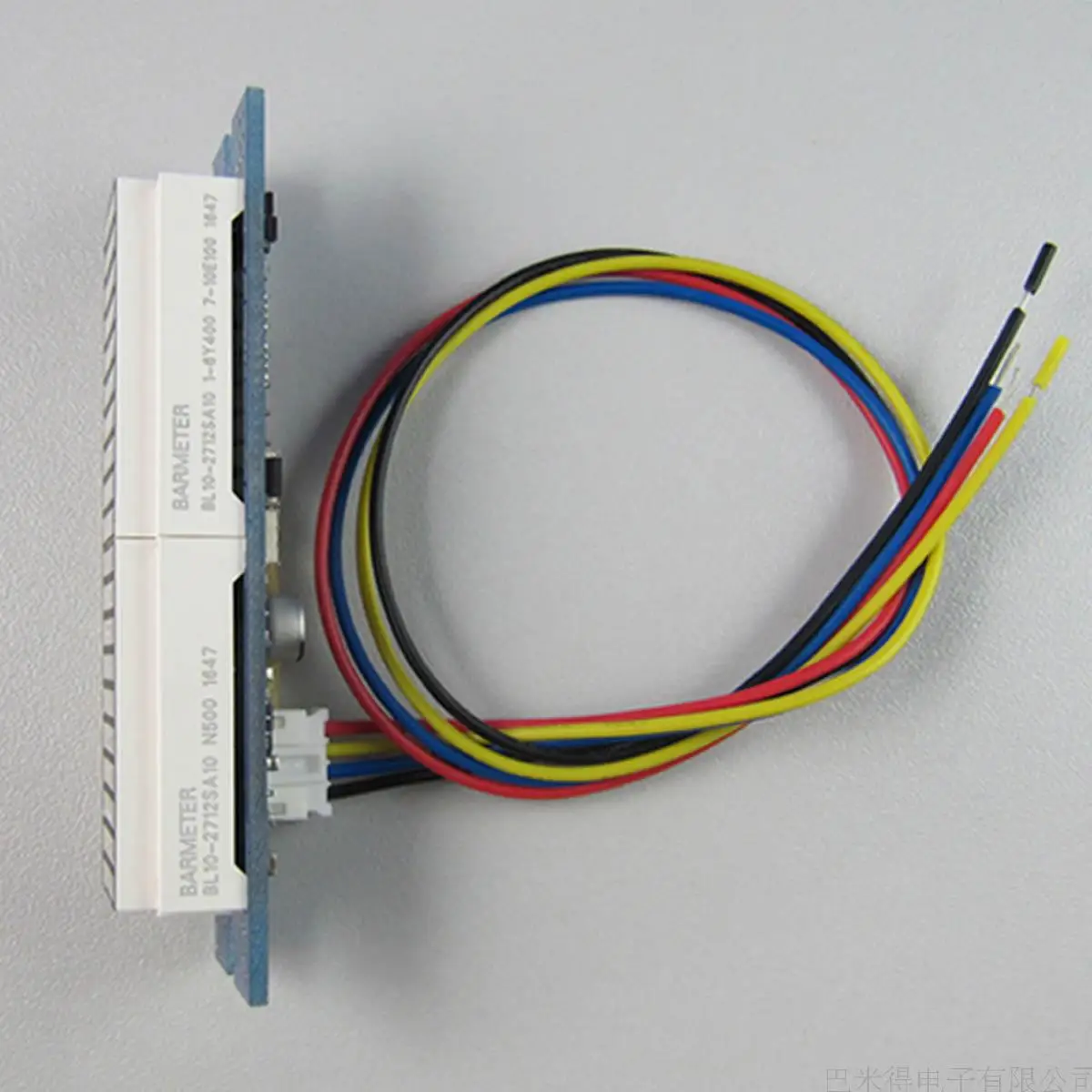 20 сегментное табло с зеленым индикатором используется для громкости стереозвука