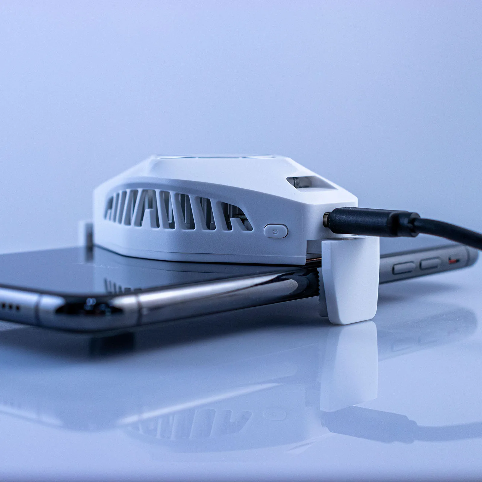 

MC601 Smartphone Cooler Mobile Phone Radiator Cooling Cell Phone Cooling Fan for Gaming Lives Videos from 2.56 to 3.58 inches