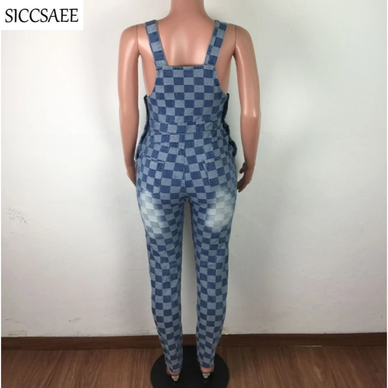 Женский джинсовый комбинезон в клетку повседневный цельный с дырками на