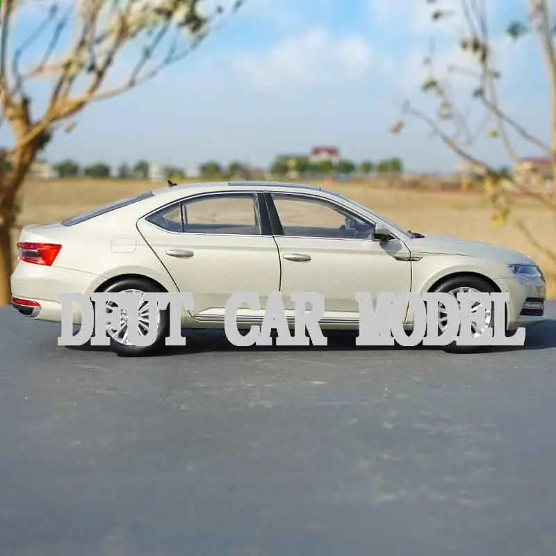 Масштаб 1:18 игрушечные автомобили из сплава 2020 превосходная модель автомобиля