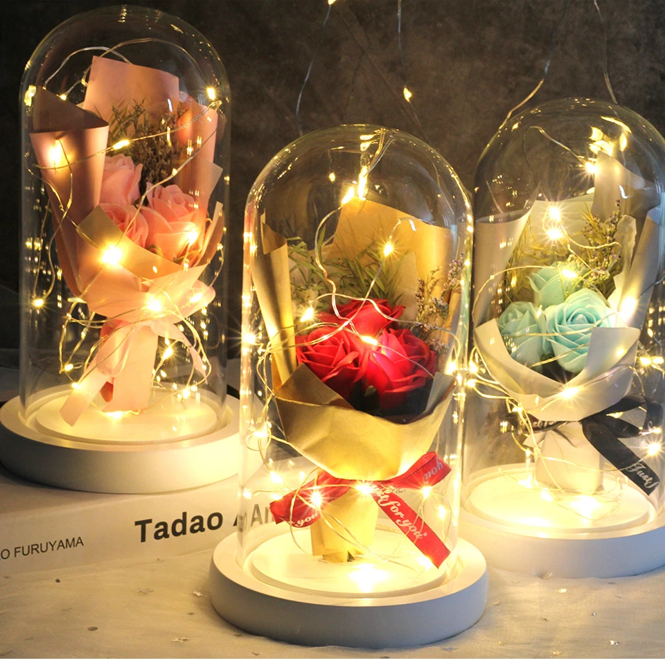 Букет красных роз искусственные цветы в стеклянном куполе на белой основе