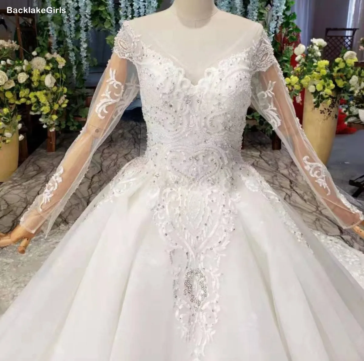 Простое свадебное платье пляжное с v-образным вырезом и длинным рукавом открытой