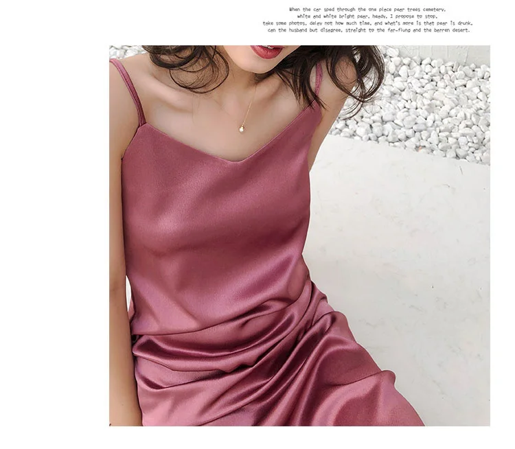 

Женское атласное платье-миди на бретелях-спагетти с открытой спиной и разрезом