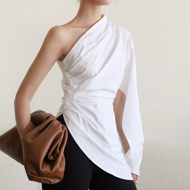 Женская Повседневная футболка TWOTWINSTYLE белая с длинным рукавом и асимметричным