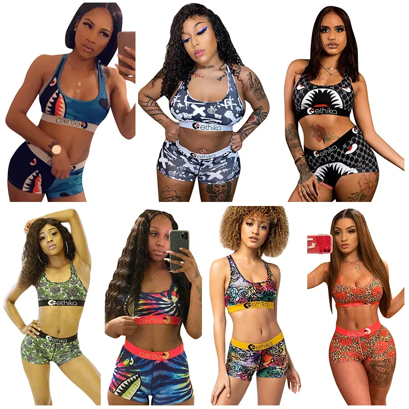 Укороченный топ без рукавов с высоким воротником и соблазнительный комплект из 2