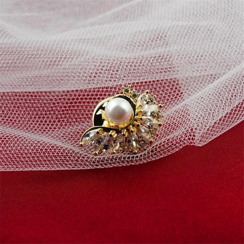 

Cute Female White Pearl Brooches For Women Charm Gold Color Wedding Jewelry Trendy Crystal Pin Dress Coat Accessories