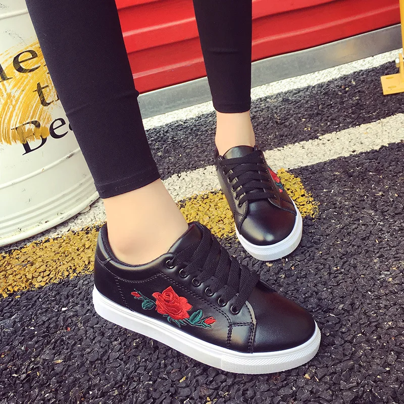 Новинка Обувь белого и розового цвета с вышивкой Женская повседневная