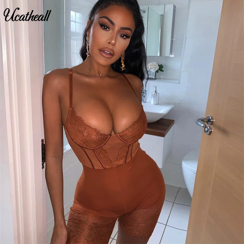 Женский кружевной комбинезон с вырезами облегающий короткий на тонких бретелях