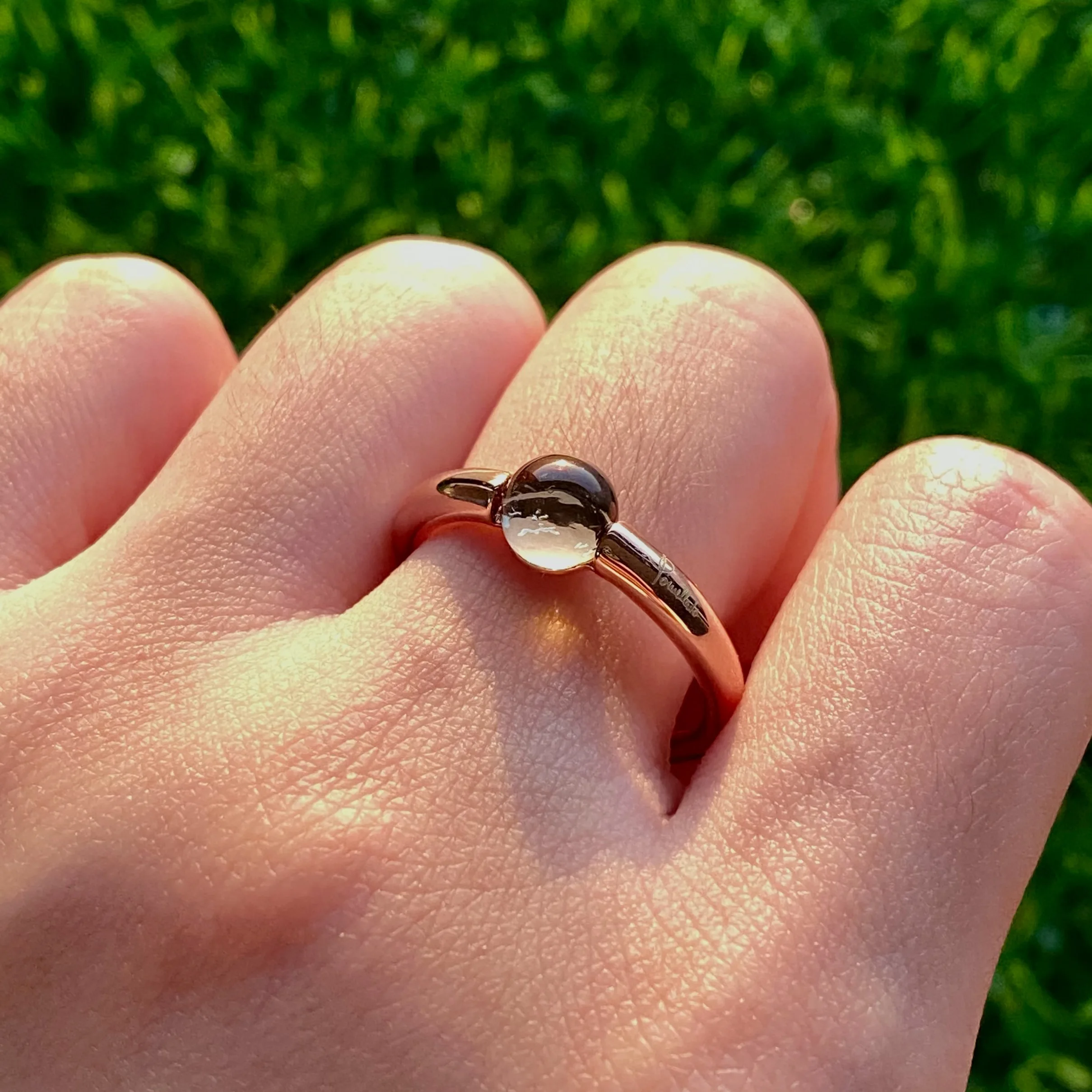 И простое кольцо с покрытием из розового золота круглым кристаллом гранатом и