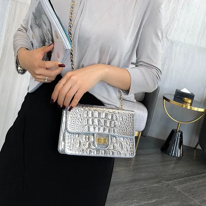 Женская сумка на плечо с цепочкой из крокодиловой кожи серебристого и золотого