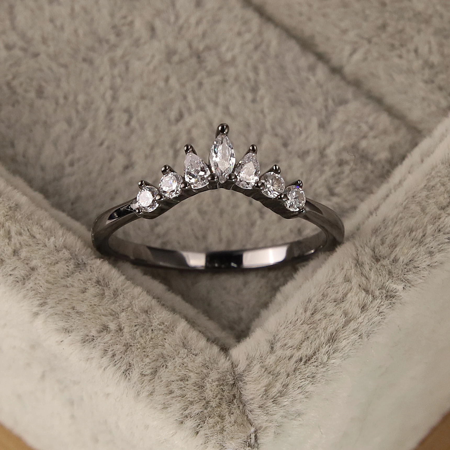 

Женское кольцо принцессы из серебра 2021 пробы с фианитом