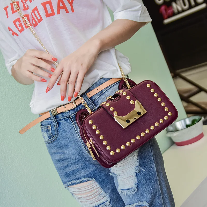 Модная женская сумка мессенджер с заклепками вечерняя на цепочке через плечо